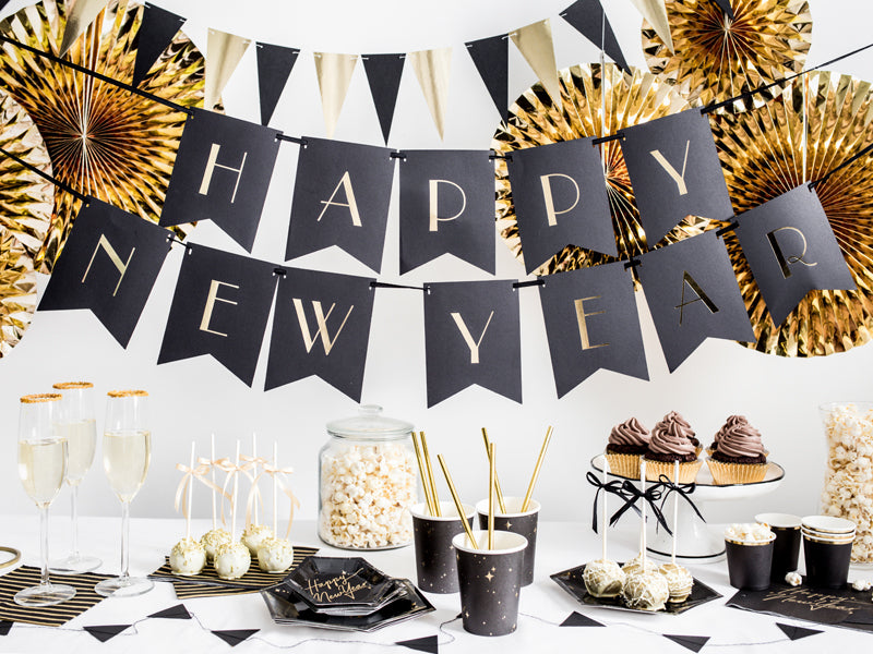 Assiettes en carton noires avec étoiles dorées