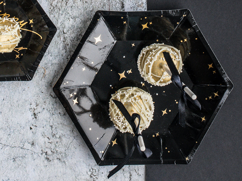 Assiettes en carton noires avec étoiles dorées