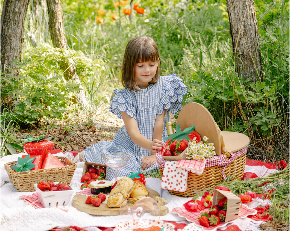 STRAWBERRY SCATTER DINNER NAPKINS